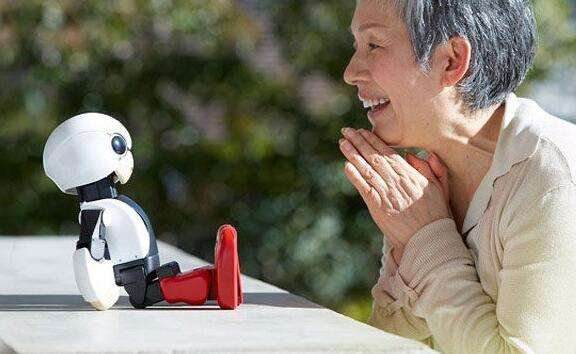 智能机器人与老人家聊天